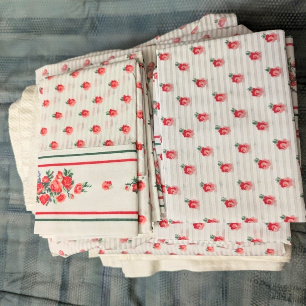 NEW Jennifer Moore Queen Sheet Set and matching Towels